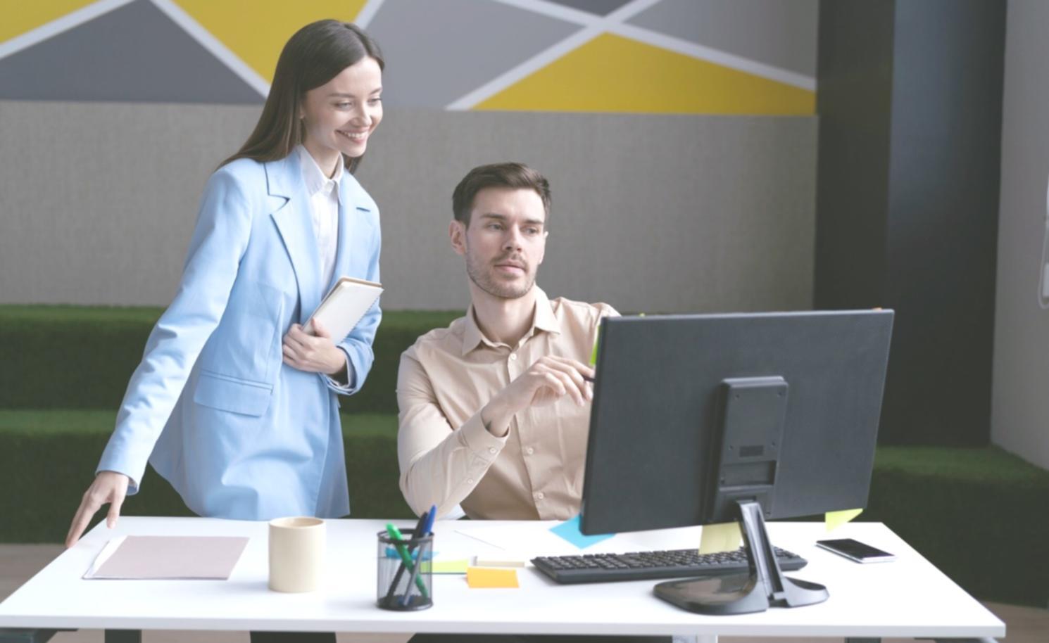 Учебная аудитория с финансовыми графиками и диаграммами на доске