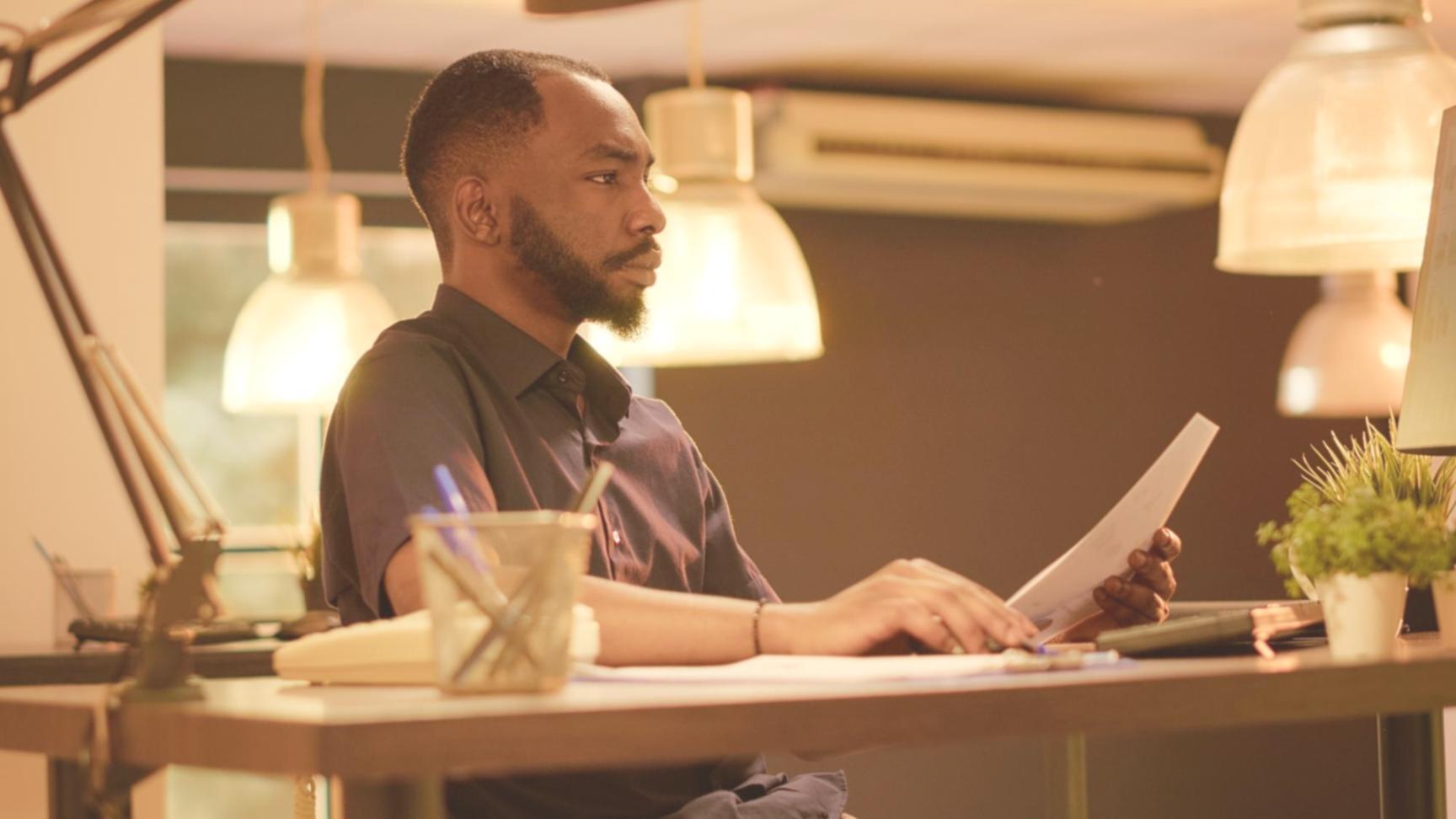 Студенты изучают финансовый анализ в группе